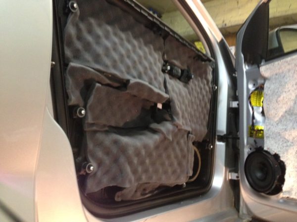 Шумоизоляция установка динамиков VW Polo GT